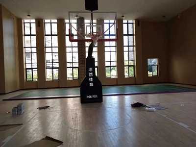 某体育馆安装室内电动液压篮球架